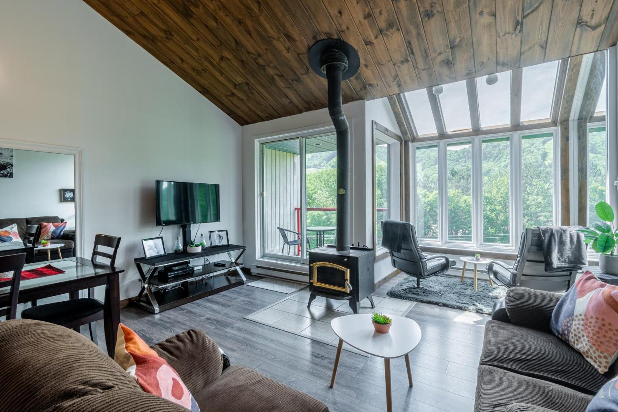Superbe Condo Face Aux Pentes De Ski Stoneham!!! 외부 사진